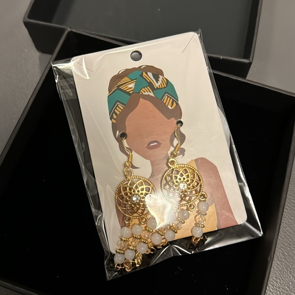 Great Deal Gorgeous Earrings - Picture 3 of 3